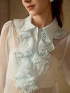 Camisa con volantes de tela transparente