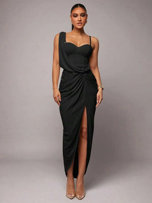 Vestido con cuello asimétrico drapeado