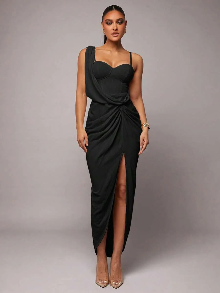 Vestido con cuello asimétrico drapeado