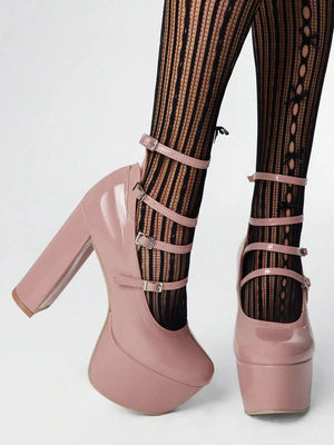 Tacones altos con diseño de hebilla