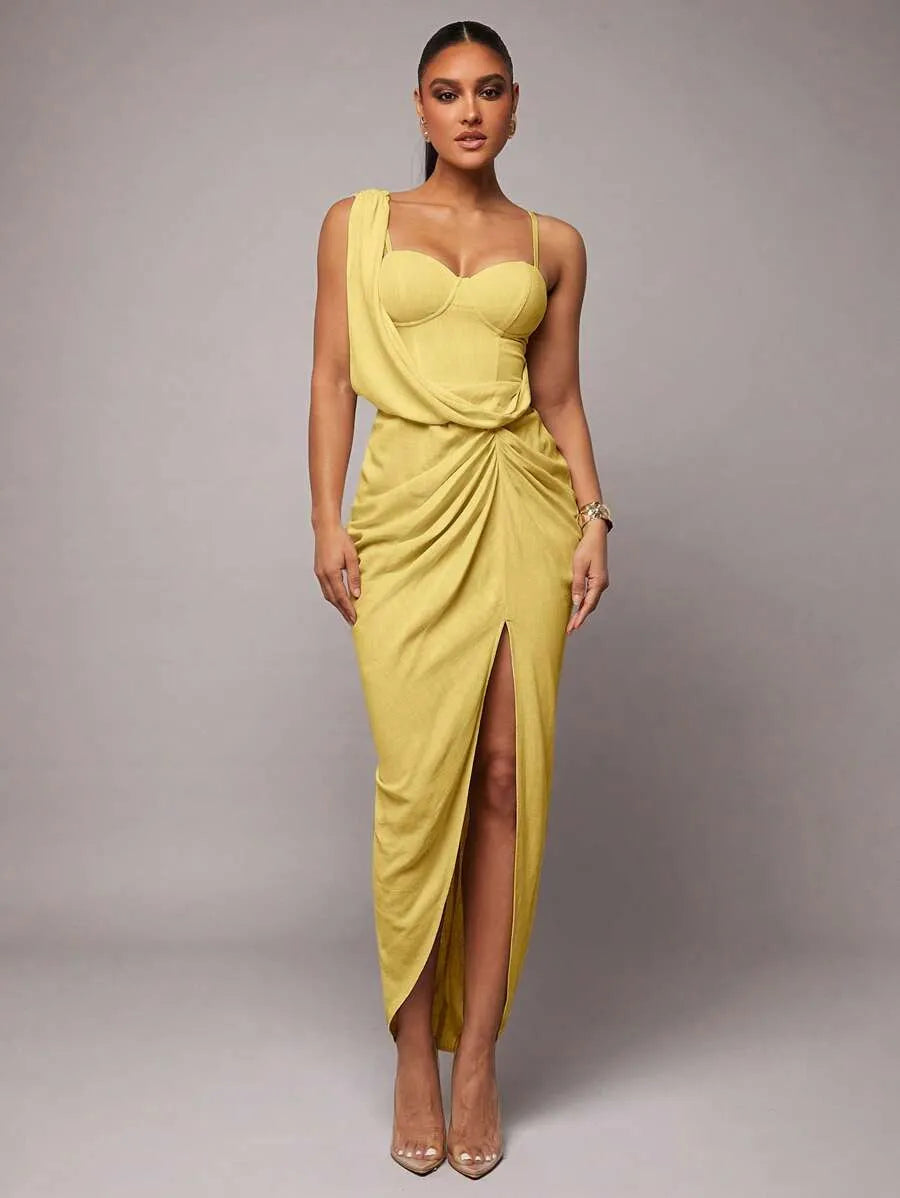 Vestido con cuello asimétrico drapeado