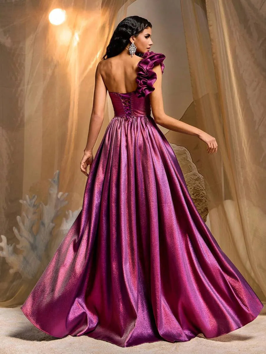 Vestido con volantes, dobladillo amplio y ruches