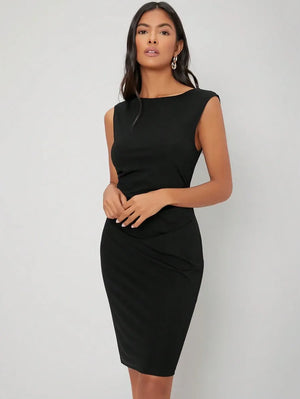 Vestido con escote de barco y cierre trasero en la espalda