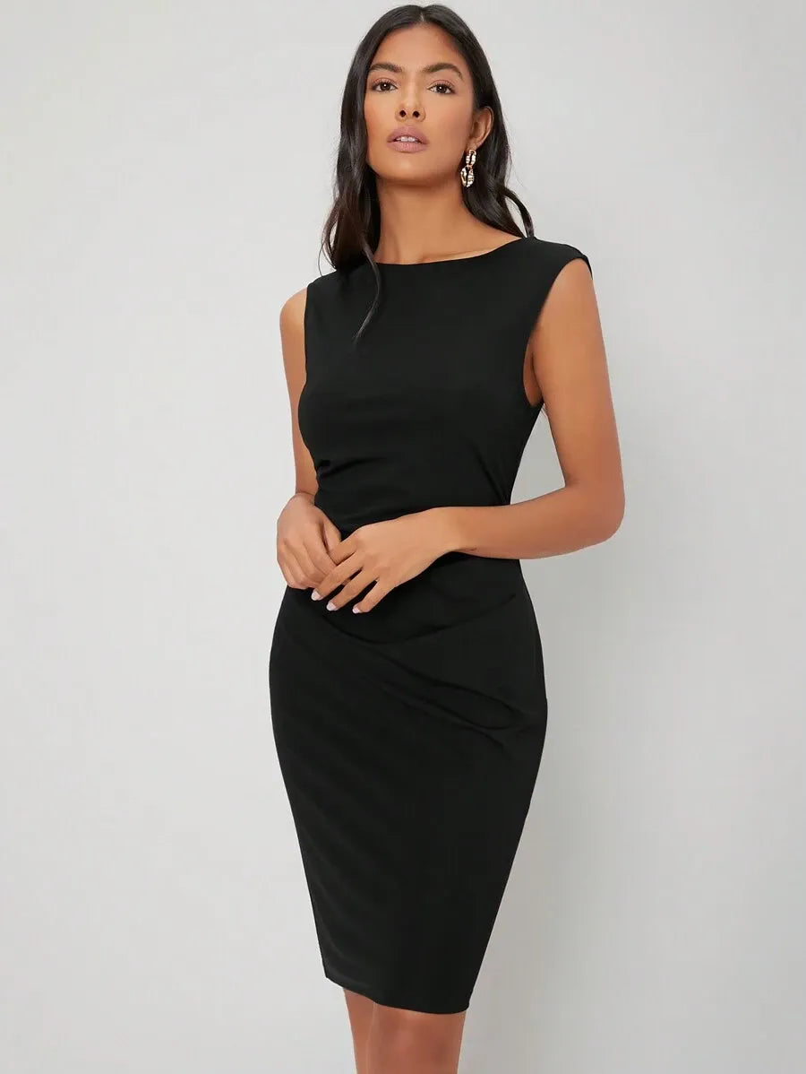 Vestido con escote de barco y cierre trasero en la espalda