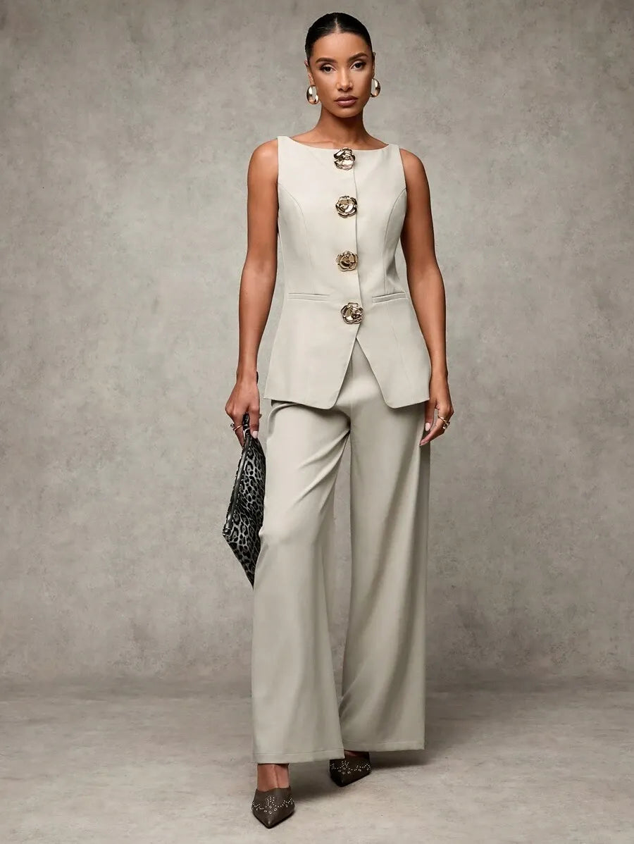 Conjunto de top sin mangas botones metalicos  y pantalones