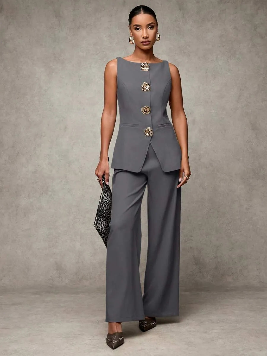 Conjunto de top sin mangas botones metalicos  y pantalones