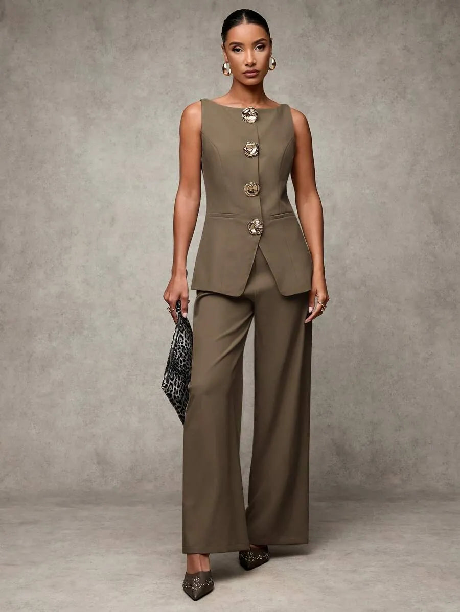 Conjunto de top sin mangas botones metalicos  y pantalones