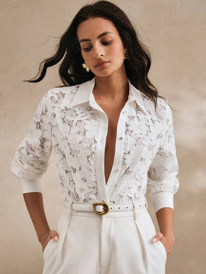 Blusa elegante de mujer con diseño de encaje