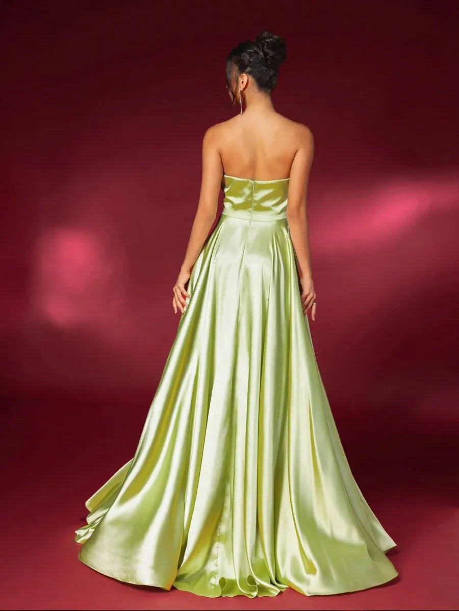 Vestido de noche verde césped con elegante cuello