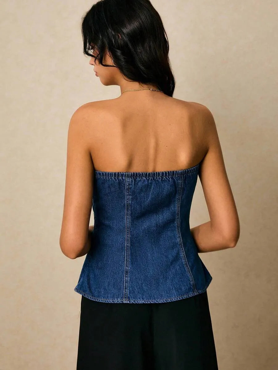 Blusa vaquera de verano con escote asimétrico
