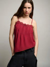 Camiseta sin mangas roja con detalles