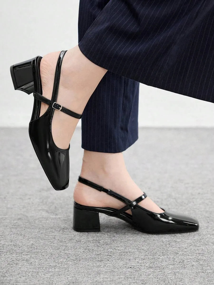 Zapatos planos de mujer con correas rojas y tacón bajo clásico