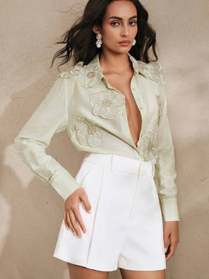 Camisa manga larga con cuello y diseño bordado de perlas 3D