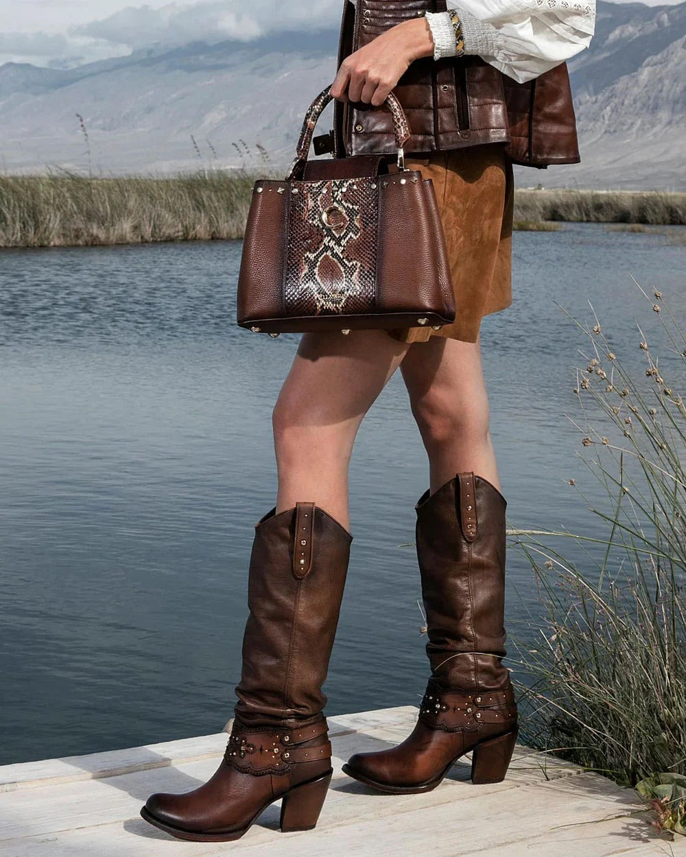 Botas hasta la rodilla con cristales marrones