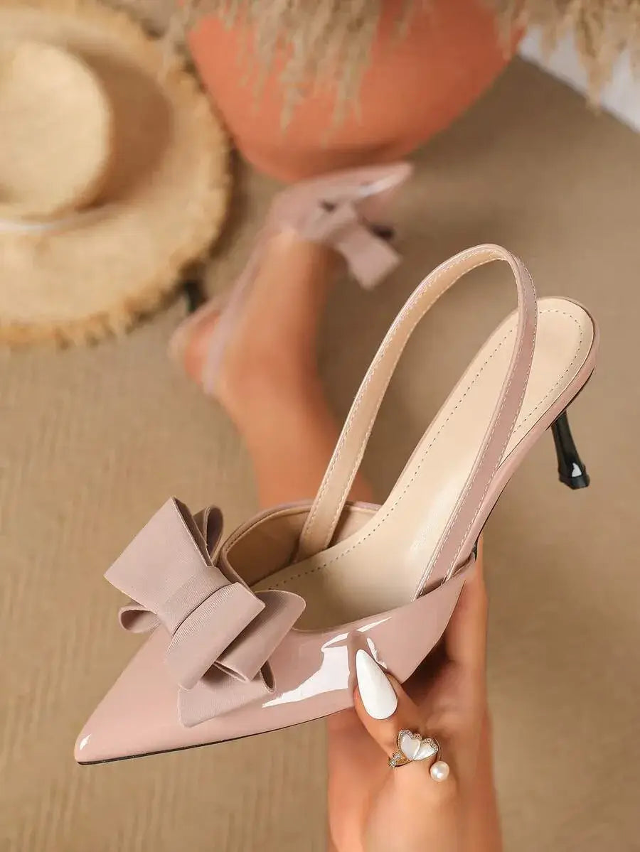 Zapatos de tacón alto con punta afilada