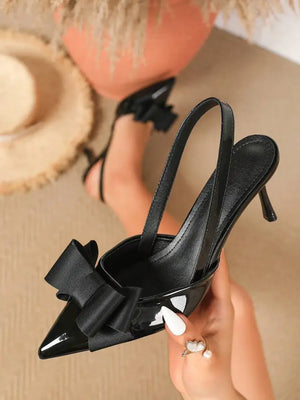 Zapatos de tacón alto con punta afilada