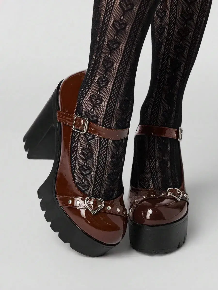 Zapato plataforma remaches y hebilla