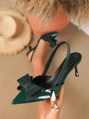 Zapatos de tacón alto con punta afilada