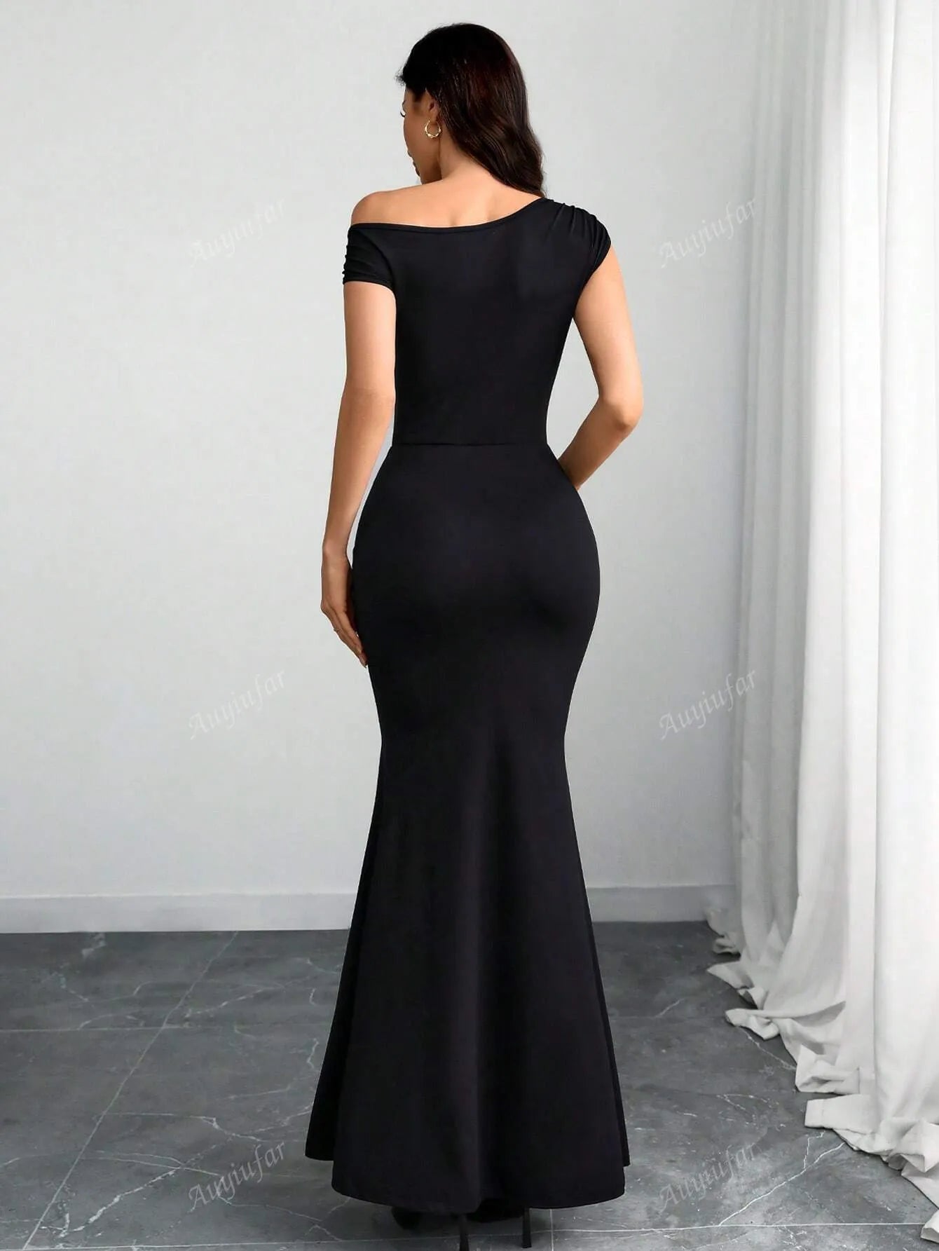 Vestido estirado elegante y sexy de estilo gótico
