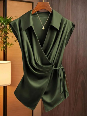 Blusa sin mangas con cuello, plisada y con lazo