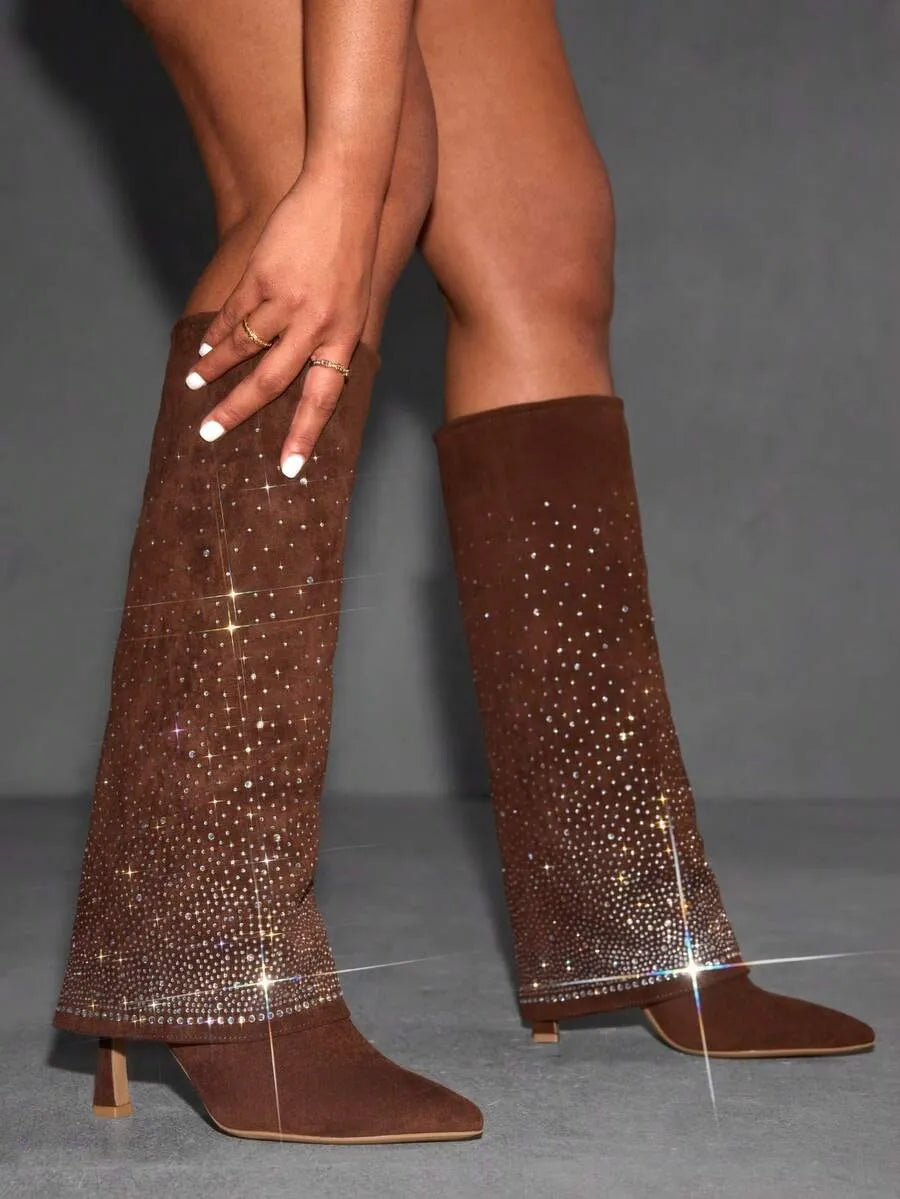 Botas altas de tacón de aguja con adornos de strass