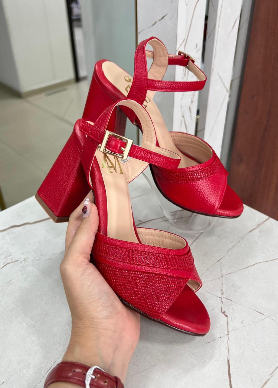 Zapatos tacón cuero
