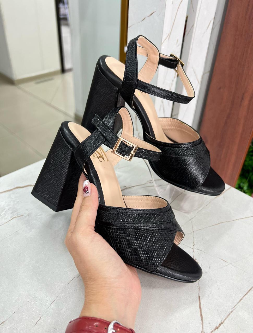Zapatos tacón cuero