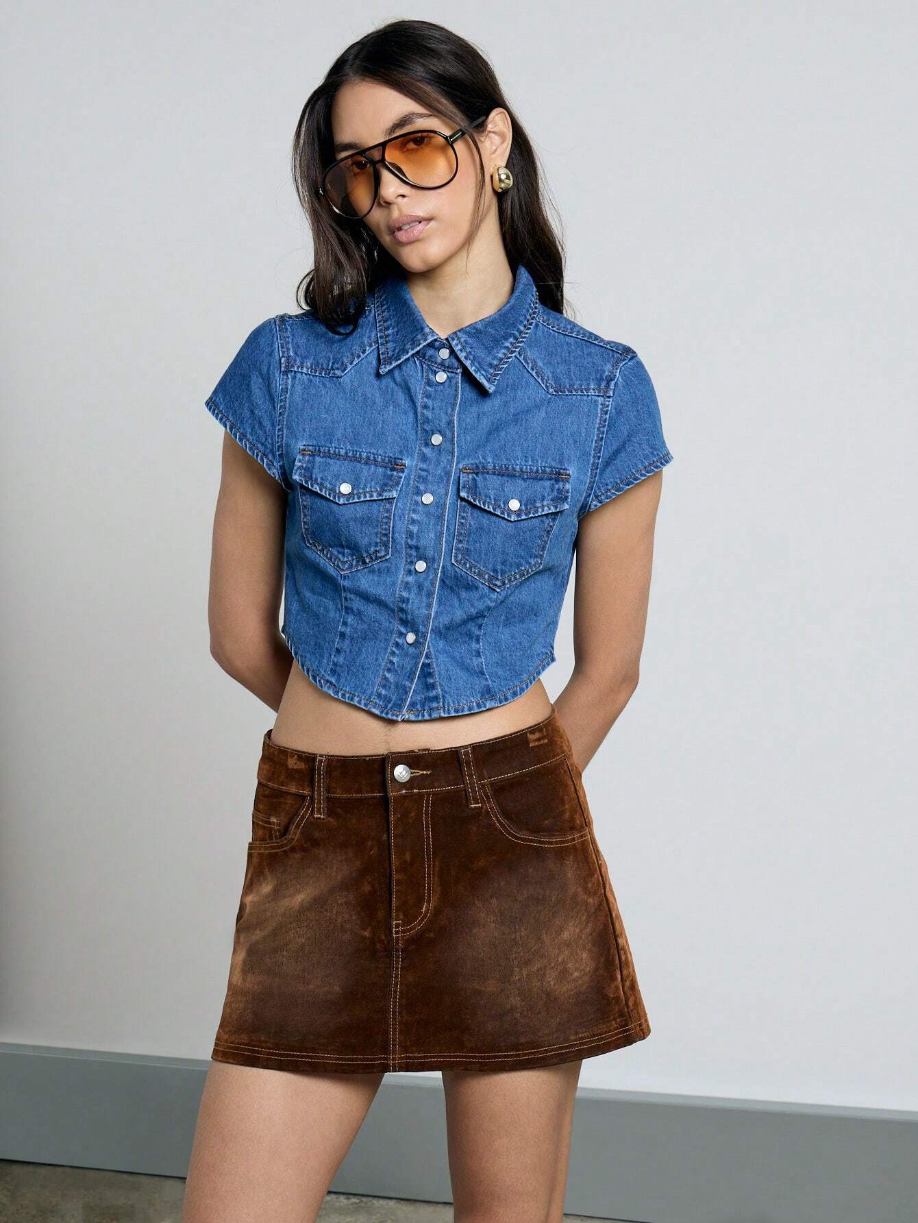 Camisa corta de manga corta con cuello y botones en denim crop