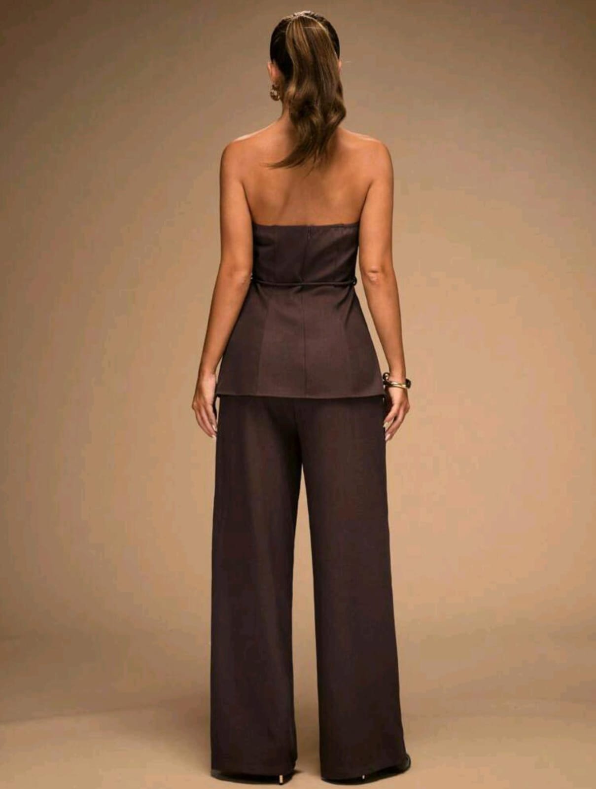 Conjunto con top de tirantes asimétrico y pantalones