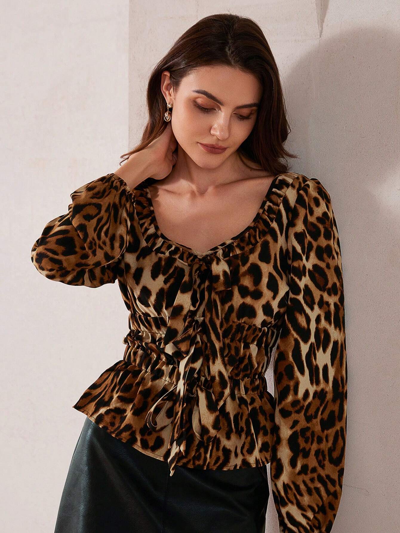 Blusa con manga abullonada, cintura con lazo y volantes, estampado de leopardo