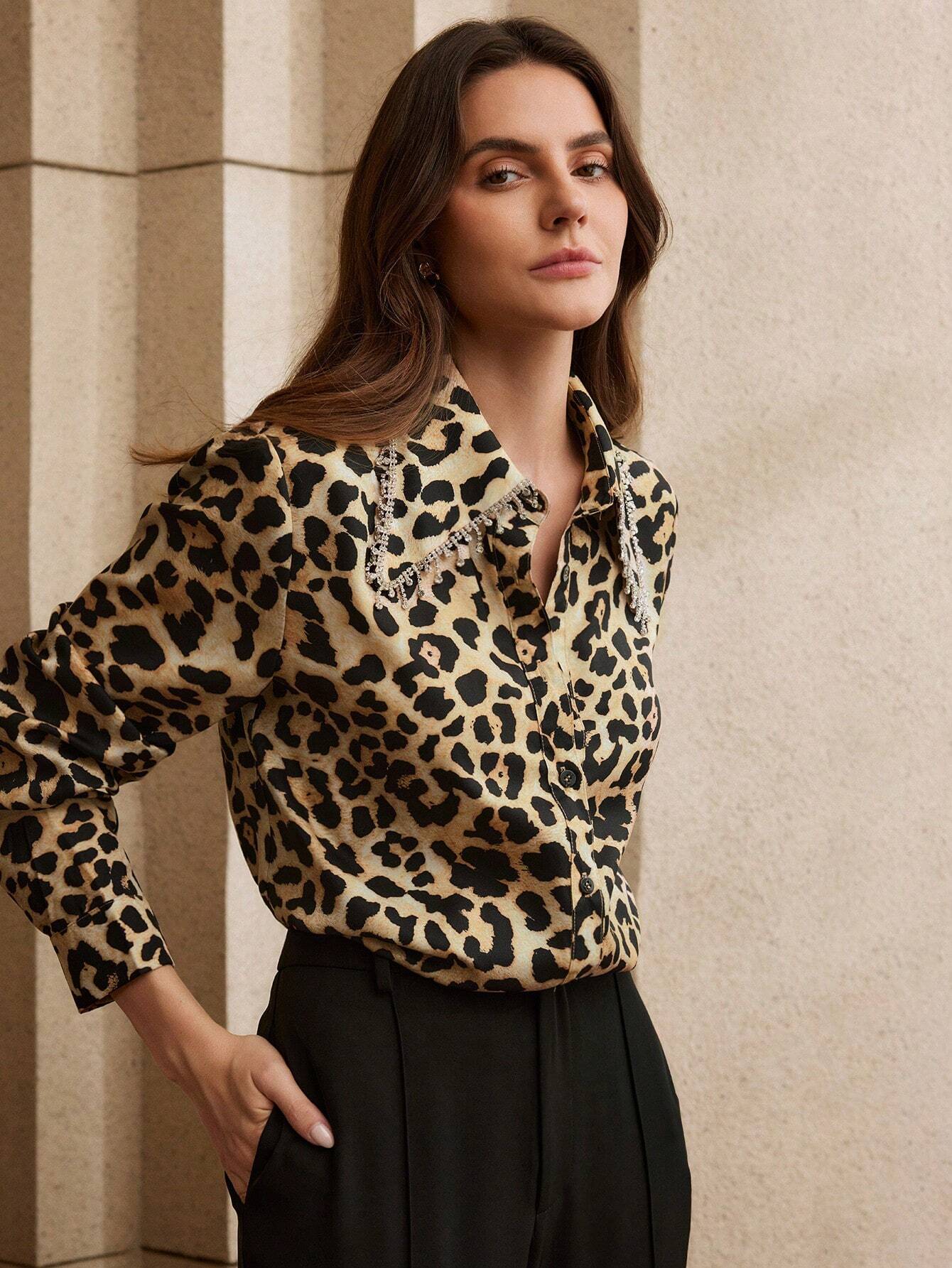 Blusa decorativa con estampado de leopardo y cuello con tachuelas