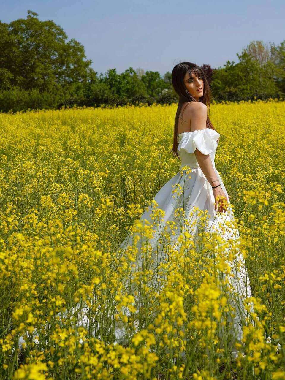 Vestido de novia de hombros descubiertos de manga farol con hebilla con cinturón maxi