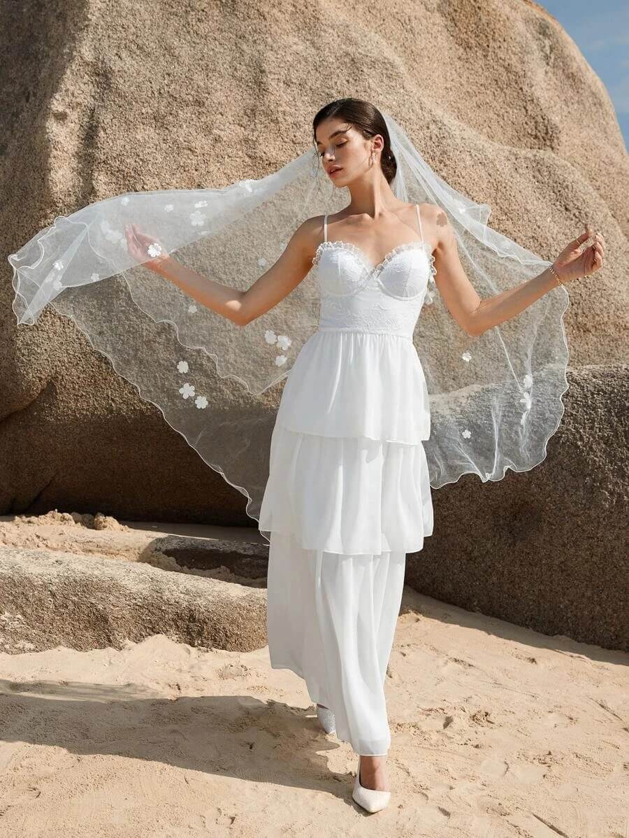 Belle con encaje en contraste bajo a capas Cami Vestido de novia sin velo